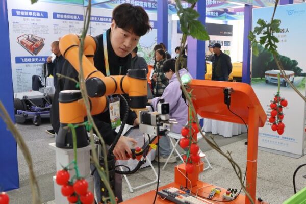 Robot recolector de tomates se roba el protagonismo en la feria de agrotecnología de China 🚀🍅 Robot_recolector_de_tomates_se_roba_el_protagonismo_en_la_feria_de_agrotecnologi_a_de_China___