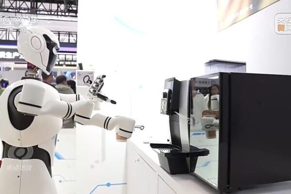 Robots humanoides de China: Desde servir capuchinos hasta la revolución industrial 🚀 Robots_humanoides_de_China__Desde_servir_capuchinos_hasta_la_revolucio_n_industrial__
