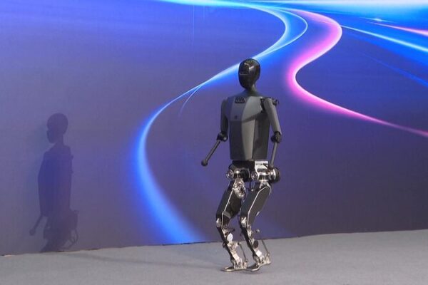 __Robots_humanoides_se_unen_al_impulso_de_innovacio_n_de_China_en_el_E_Town_de_Beijing