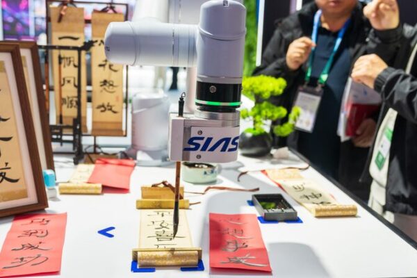 ¡Robots impresionan en la 2ª Exposición Internacional de la Cadena de Suministro de China! 🤖🚀 _Robots_impresionan_en_la_2a_Exposicio_n_Internacional_de_la_Cadena_de_Suministro_de_China____