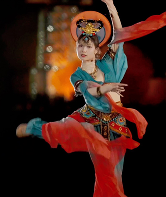 Romance en las alturas: una bailarina apsara danza con el Shenzhou-18 🚀 Romance_en_las_alturas__una_bailarina_apsara_danza_con_el_Shenzhou_18__ video poster