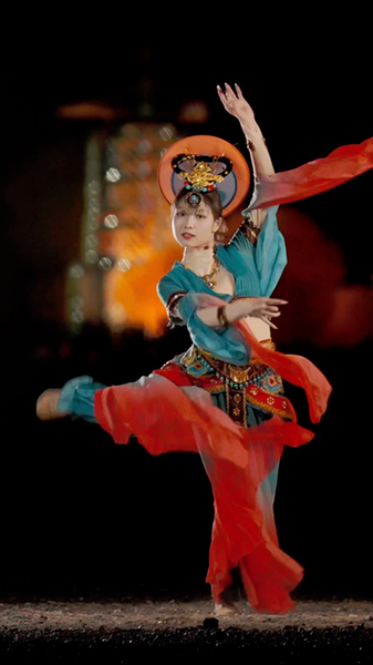 Romance_en_las_alturas__una_bailarina_apsara_danza_con_el_Shenzhou_18__ video poster