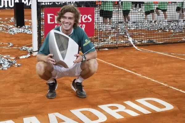 Rublev_lucha_contra_enfermedad_y_lesio_n_para_ganar_el_ti_tulo_del_Abierto_de_Madrid___