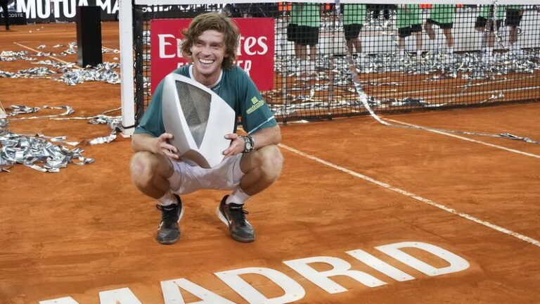Rublev lucha contra enfermedad y lesión para ganar el título del Abierto de Madrid 🎾🏆 Rublev_lucha_contra_enfermedad_y_lesio_n_para_ganar_el_ti_tulo_del_Abierto_de_Madrid___