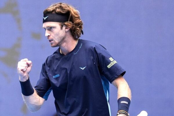 ¡Rublev y Tsitsipas mantienen vivas sus esperanzas en las Finales ATP con grandes victorias! 🎾🔥 _Rublev_y_Tsitsipas_mantienen_vivas_sus_esperanzas_en_las_Finales_ATP_con_grandes_victorias____