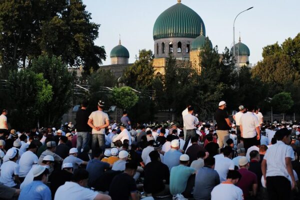 Samarkanda brilla mientras cientos celebran Eid al-Adha 🎉 Samarkanda_brilla_mientras_cientos_celebran_Eid_al_Adha__
