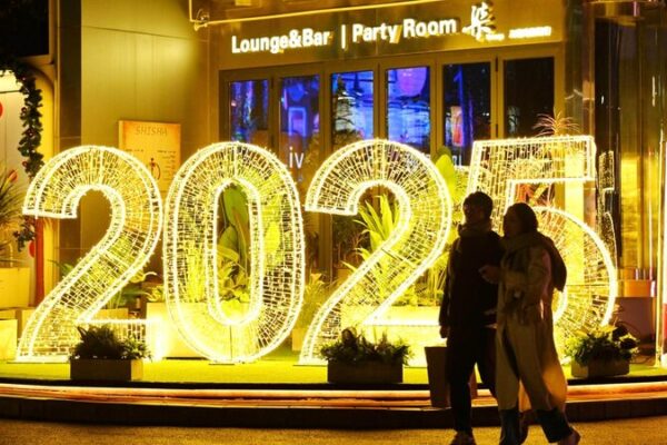 _Sanlitun_de_Beijing_brilla_con_luces_festivas_para_el_An_o_Nuevo_