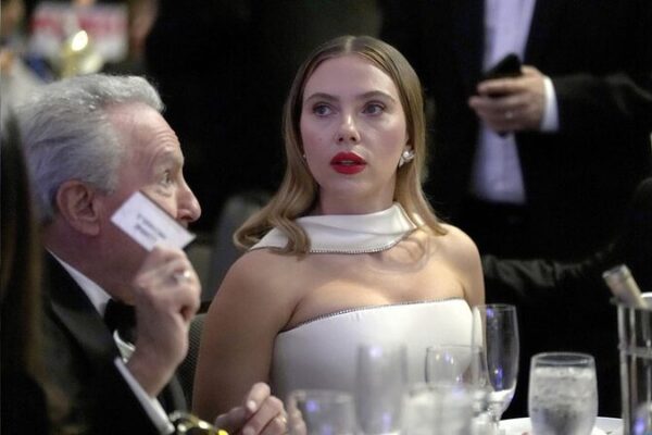 Scarlett_Johansson_acusa_a_OpenAI__La_voz_de_ChatGPT_es__asombrosamente_similar__a_la_suya