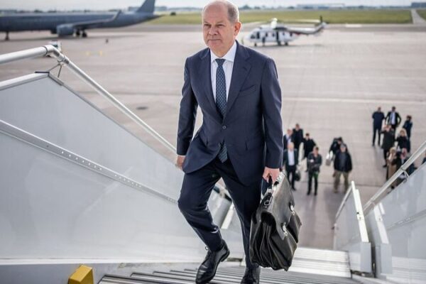 Scholz_y_CEOs_alemanes_van_a_China__Conversaciones_comerciales_y_tecnologi_a_verde___