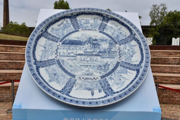 Se_revela_el_plato_de_porcelana_azul_y_blanca_ma_s_grande_del_mundo_en_Jingdezhen