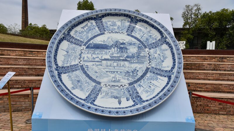 Se_revela_el_plato_de_porcelana_azul_y_blanca_ma_s_grande_del_mundo_en_Jingdezhen