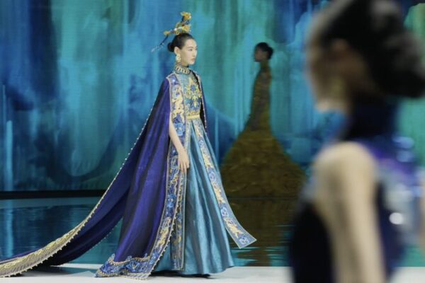 Semana_de_la_Moda_en_China_2025__Cuando_lo_antiguo_se_encuentra_con_el_estilo_moderno__ video poster