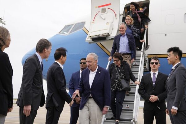 Senadores de EE. UU. visitan China: Un nuevo comienzo para las relaciones 🇺🇸🤝🇨🇳 Senadores_de_EE__UU__visitan_China__Un_nuevo_comienzo_para_las_relaciones______