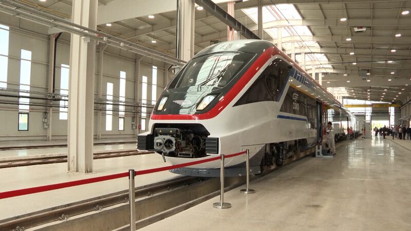 Serbia_revela_elegante_tren_de_alta_velocidad_construido_en_China_en_Belgrado__ video poster