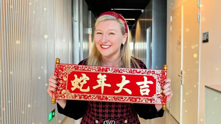 Serpiente_Guardiana__Abrazando_el_antiguo_si_mbolo_chino_para_un_An_o_Nuevo_afortunado video poster