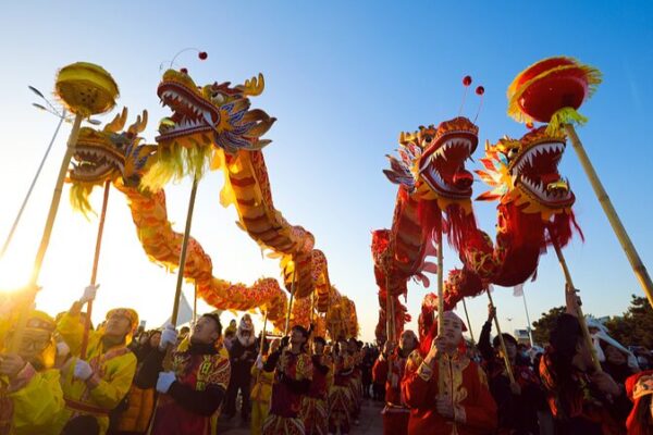 Shandong da la bienvenida al 2024 con el primer amanecer y vibrantes danzas de dragón 🌅🐉 Shandong_da_la_bienvenida_al_2024_con_el_primer_amanecer_y_vibrantes_danzas_de_drago_n___
