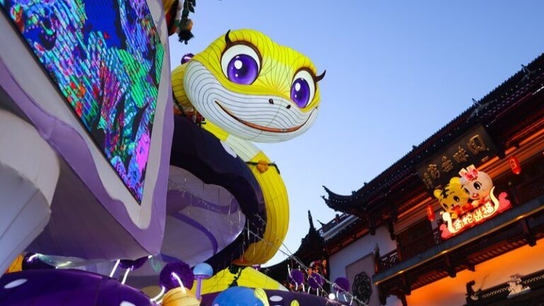 Shangha_i_celebra_el_An_o_de_la_Serpiente_con_el_vibrante_Festival_de_Faroles_de_Yuyuan_Garden