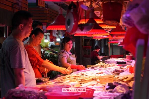 Shantou_despue_s_del_anochecer__Sume_rgete_en_el_parai_so_nocturno_definitivo_de_comida_en_China___