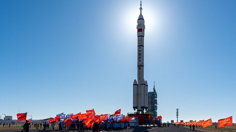 Shenzhou_17_lista_para_el_despegue__nuevos_taikonautas_listos_para_una_aventura_espacial video poster