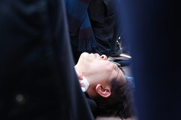 Shock_en_Corea_del_Sur__Atacan_al_li_der_opositor_Lee_Jae_myung video poster