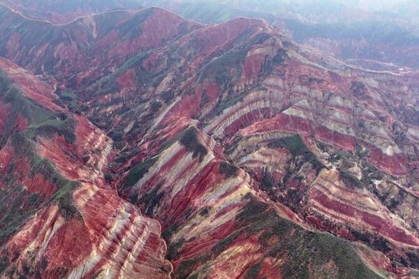 Shuimo Danxia: ¡Donde las rocas rojas de China se vuelven verdes! 🌿 Shuimo_Danxia___Donde_las_rocas_rojas_de_China_se_vuelven_verdes___