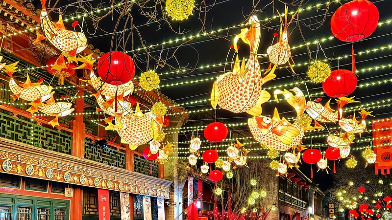 Si_mbolos_de_la_suerte_iluminan_la_Vi_a_Central_de_Beijing_en_el_An_o_Nuevo_Chino