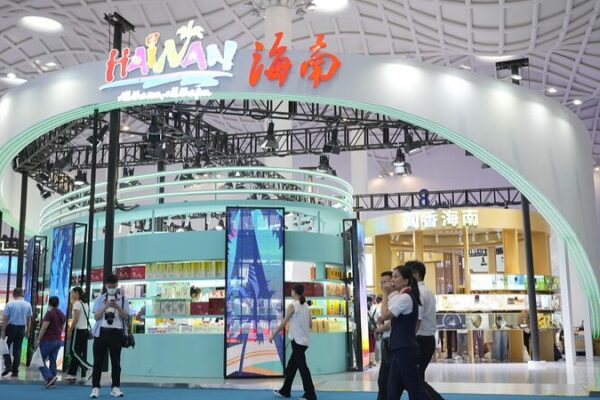 Sillas de Masaje IA y Robots de Ajedrez Deslumbran en la Expo de Consumo de China Sillas_de_Masaje_IA_y_Robots_de_Ajedrez_Deslumbran_en_la_Expo_de_Consumo_de_China