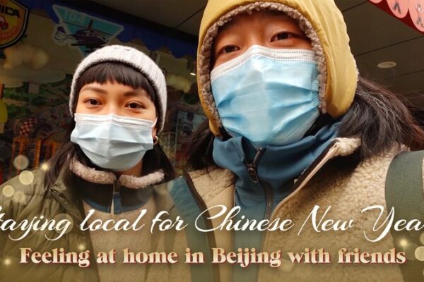 Sintirse en Casa en Pekín: La Celebración de Año Nuevo de Zhou Yue con Amigos Sintirse_en_Casa_en_Peki_n__La_Celebracio_n_de_An_o_Nuevo_de_Zhou_Yue_con_Amigos video poster