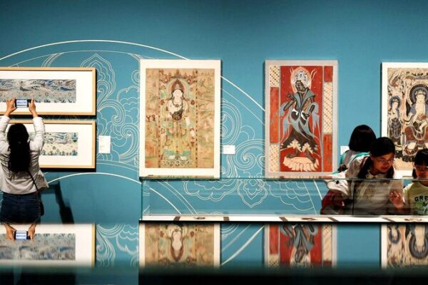 Sume_rgete_en_Dunhuang__El_Arte_Atemporal_de_Chang_Shana_Ilumina_Beijing video poster