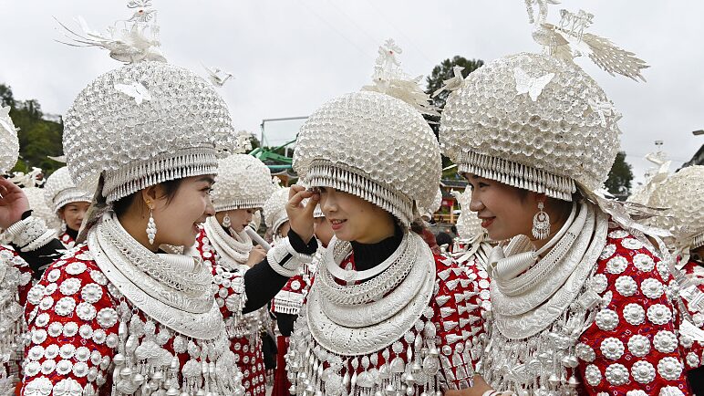 __Sume_rgete_en_el_Colorido_Festival_Lusheng_del_Pueblo_Miao_de_China