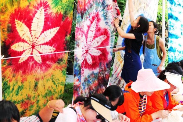 Sumérgete en la Colorida Tradición del Batik de Dali: ¡Una Experiencia Práctica 🧶🎨! Sume_rgete_en_la_Colorida_Tradicio_n_del_Batik_de_Dali___Una_Experiencia_Pra_ctica____