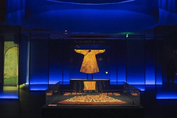Sumérgete en la elegancia de la Dinastía Qing: Raras prendas de la corte iluminan exposición en Beijing Sume_rgete_en_la_elegancia_de_la_Dinasti_a_Qing__Raras_prendas_de_la_corte_iluminan_exposicio_n_en_Beijing