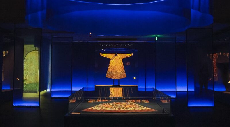 Sume_rgete_en_la_elegancia_de_la_Dinasti_a_Qing__Raras_prendas_de_la_corte_iluminan_exposicio_n_en_Beijing