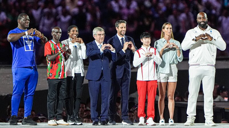 Sun_Yingsha_brilla_en_la_ceremonia_de_clausura_de_los_Juegos_Oli_mpicos_de_Pari_s_representando_a_Asia