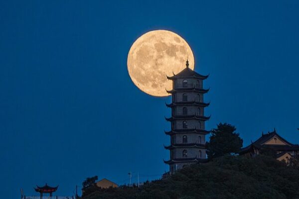 Superluna_iluminara__el_Festival_del_Medio_Oton_o_en_China