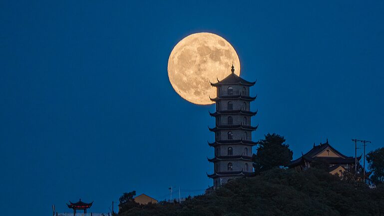 Superluna_iluminara__el_Festival_del_Medio_Oton_o_en_China