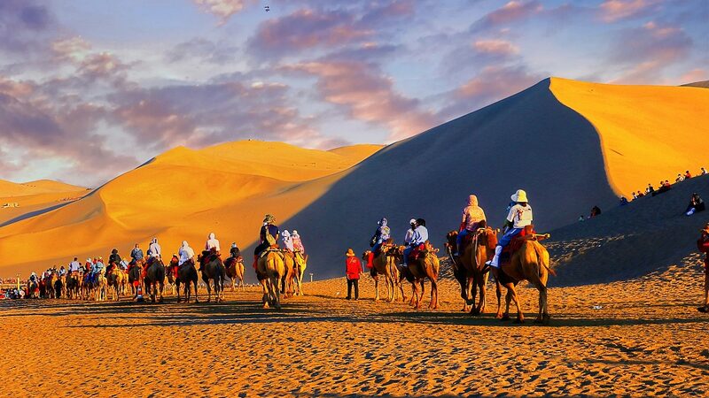 Surfea_las_olas_del_desierto__Aventuras_en_camello_en_la_montan_a_Mingsha video poster