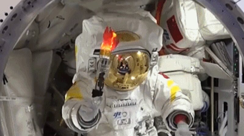 Taikonautas_en_el_Shenzhou_18_celebran_las__Olimpiadas_Espaciales__a_bordo_de_la_Estacio_n_Espacial_de_China__