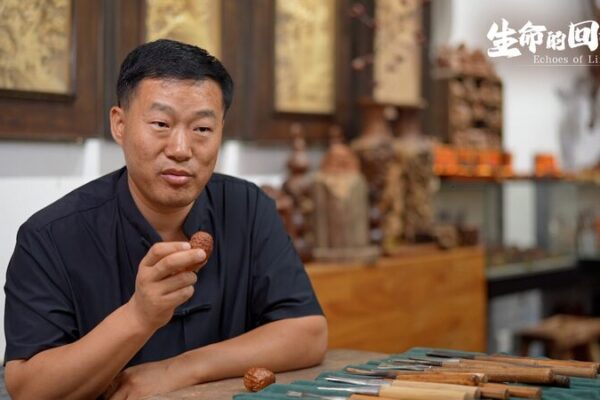 Tallando Tradición: Cómo Yang Yanfei Conecta el Patrimonio y el Arte Moderno con Madera de Jinjolero Tallando_Tradicio_n__Co_mo_Yang_Yanfei_Conecta_el_Patrimonio_y_el_Arte_Moderno_con_Madera_de_Jinjolero