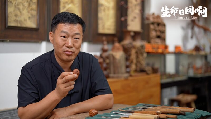 Tallando_Tradicio_n__Co_mo_Yang_Yanfei_Conecta_el_Patrimonio_y_el_Arte_Moderno_con_Madera_de_Jinjolero
