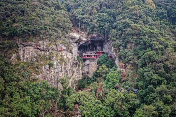 Templo_Fangguang__La_Maravilla_Milenaria_que_Desafi_a_la_Gravedad_en_Fujian
