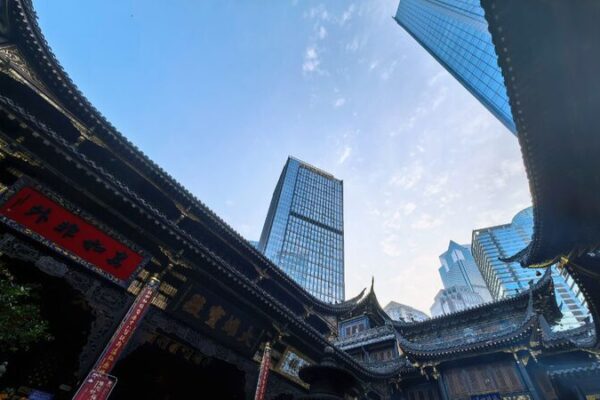 Templo_Luohan__Un_tesoro_arquitecto_nico_escondido_entre_los_rascacielos_de_Chongqing