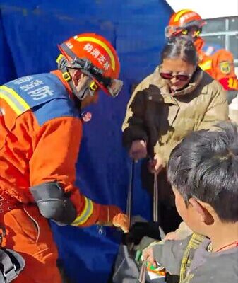 Terremoto_en_Xizang__Residentes_entregan_comida_a_bomberos_en_la_primera_li_nea video poster