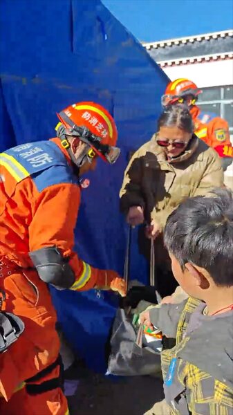 Terremoto_en_Xizang__Residentes_entregan_comida_a_bomberos_en_la_primera_li_nea video poster