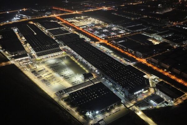 ¡Tesla acelera en Shanghái! Megafábrica de baterías lista para fin de año _Tesla_acelera_en_Shangha_i__Megafa_brica_de_bateri_as_lista_para_fin_de_an_o