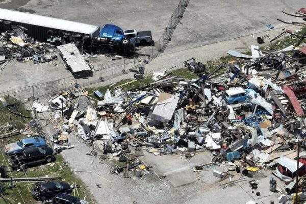 Tormentas_severas_en_el_centro_de_EE_UU__dejan_23_muertos_y_millones_en_riesgo video poster