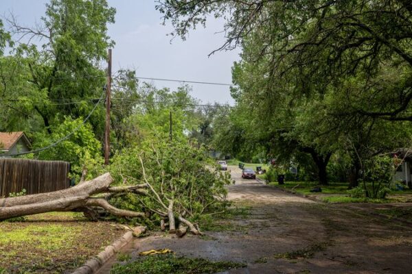 Tornado_en_Texas__5_Vidas_Perdidas__Comunidades_se_Unen____