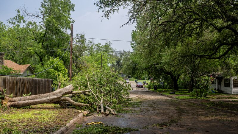 Tornado_en_Texas__5_Vidas_Perdidas__Comunidades_se_Unen____