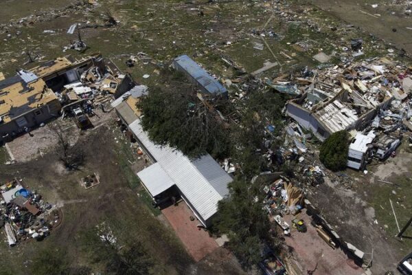 Tornados_devastadores_azotan_el_centro_de_EE_UU___dejando_18_muertos