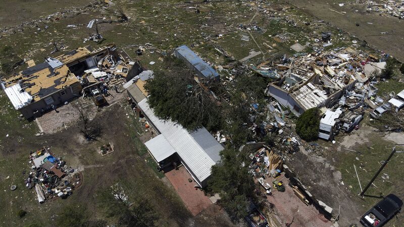 Tornados_devastadores_azotan_el_centro_de_EE_UU___dejando_18_muertos